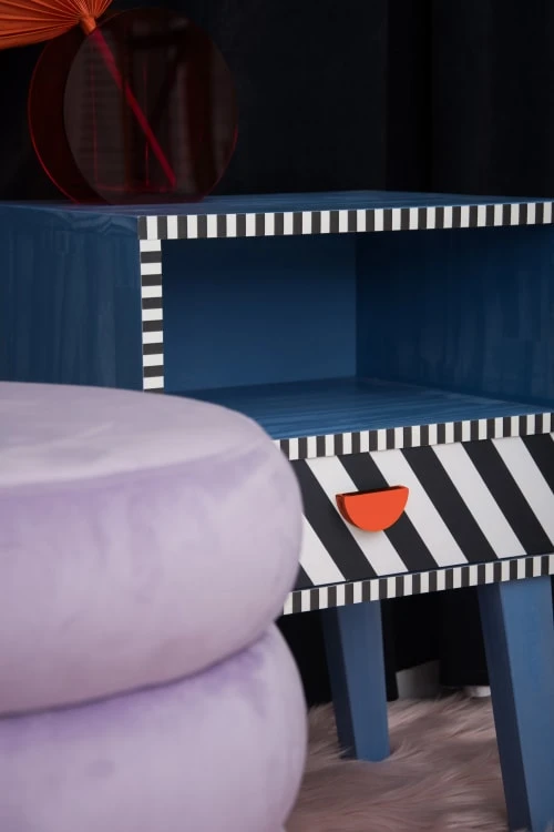 RNT By Really Nice Things Tables De Chevet Table Chevet 1 Tiroir Laqué Pin Massif Bleu Imprimé Géométrique. 5 RNT By Really Nice Things Tables De Chevet Table Chevet 1 Tiroir Laqué Pin Massif Bleu Imprimé Géométrique. – Image 3