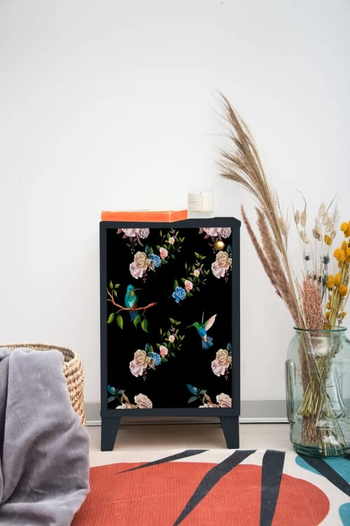 RNT By Really Nice Things Tables De Chevet Table De Bois Pin Massif Imprimé Florale Sur Fond Noir Colibri 4 RNT By Really Nice Things Tables De Chevet Table De Bois Pin Massif Imprimé Florale Sur Fond Noir Colibri – Image 2