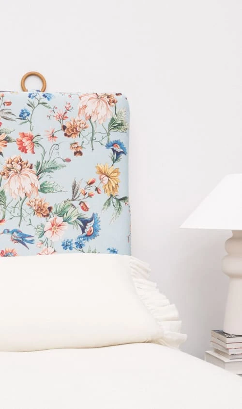 RNT By Really Nice Things Têtes De Lit Tête De Lit En Velours Et Mousse Imprimé Floral, Fond Bleu Clair. 4 RNT By Really Nice Things Têtes De Lit Tête De Lit En Velours Et Mousse Imprimé Floral, Fond Bleu Clair. – Image 2