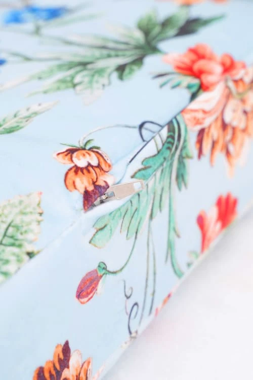 RNT By Really Nice Things Têtes De Lit Tête De Lit En Velours Et Mousse Imprimé Floral, Fond Bleu Clair. 5 RNT By Really Nice Things Têtes De Lit Tête De Lit En Velours Et Mousse Imprimé Floral, Fond Bleu Clair. – Image 3