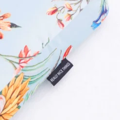 RNT By Really Nice Things Têtes De Lit Tête De Lit En Velours Et Mousse Imprimé Floral, Fond Bleu Clair. 11 RNT By Really Nice Things Têtes De Lit Tête De Lit En Velours Et Mousse Imprimé Floral, Fond Bleu Clair. -Tables De Chevet Soldes tete de lit en velours et mousse imprime floral fond bleu clair 3