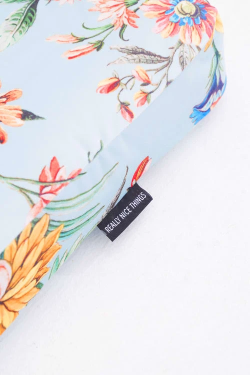 RNT By Really Nice Things Têtes De Lit Tête De Lit En Velours Et Mousse Imprimé Floral, Fond Bleu Clair. 6 RNT By Really Nice Things Têtes De Lit Tête De Lit En Velours Et Mousse Imprimé Floral, Fond Bleu Clair. – Image 4