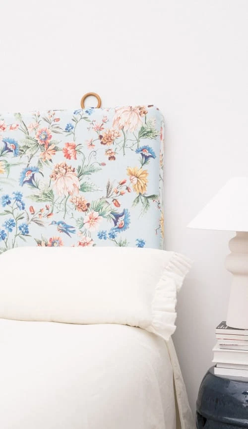 RNT By Really Nice Things Têtes De Lit Tête De Lit En Velours Et Mousse Imprimé Floral, Fond Bleu Clair. 8 RNT By Really Nice Things Têtes De Lit Tête De Lit En Velours Et Mousse Imprimé Floral, Fond Bleu Clair. – Image 6